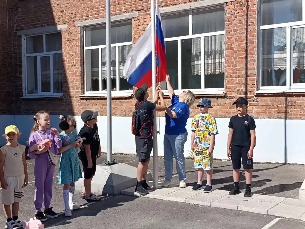 Наше утро началось очень торжественно — с поднятия Государственного флага 🇷🇺. Такие м...