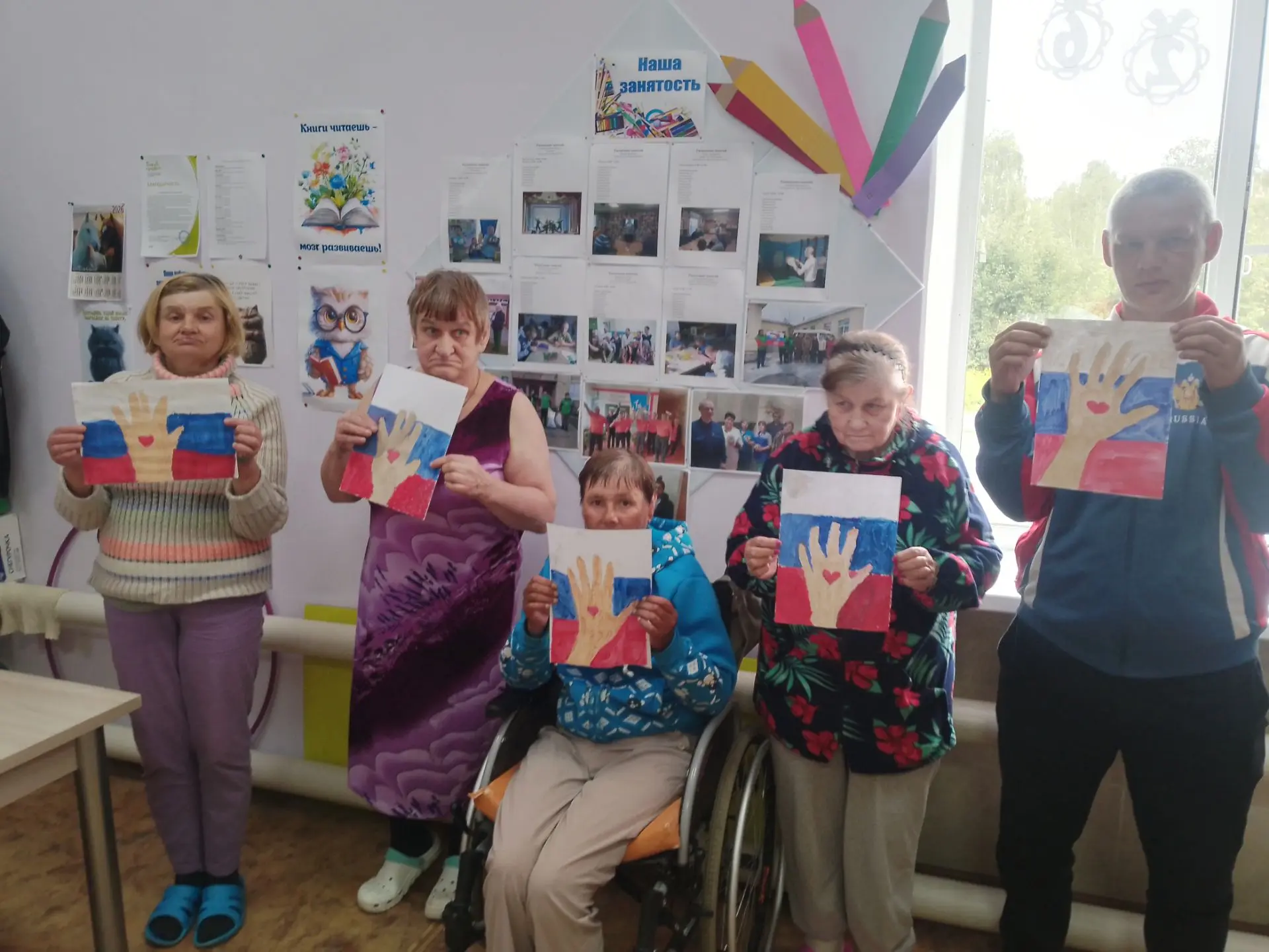 🎨 На занятии по рисованию получатели социальных услуг создали особенную творческую раб...