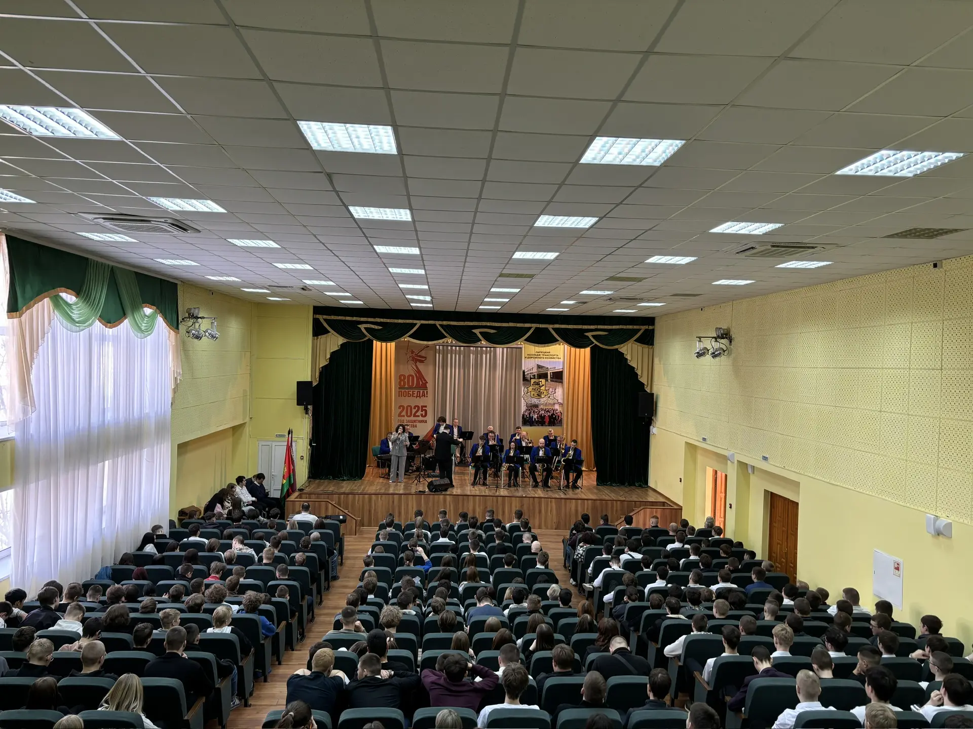 Яркий «Путь к свету»: в колледже прошел концерт Липецкого джазового оркестра! 🎷✨  В стенах Липецкого