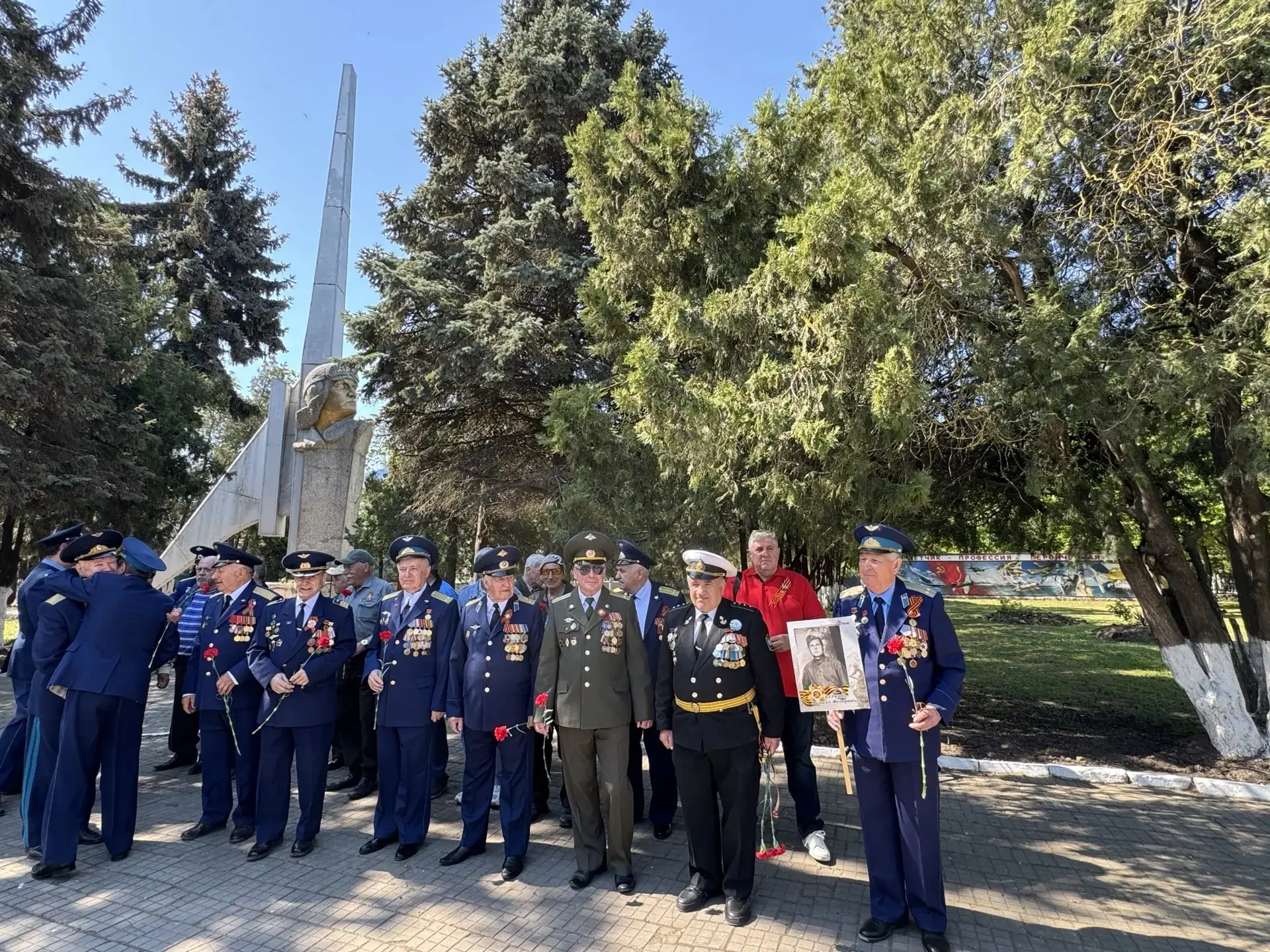 🙏 В Ейске на площади Авиаторов возложили цветы к мемориалам   Здесь собрались военнослужащие Центра 