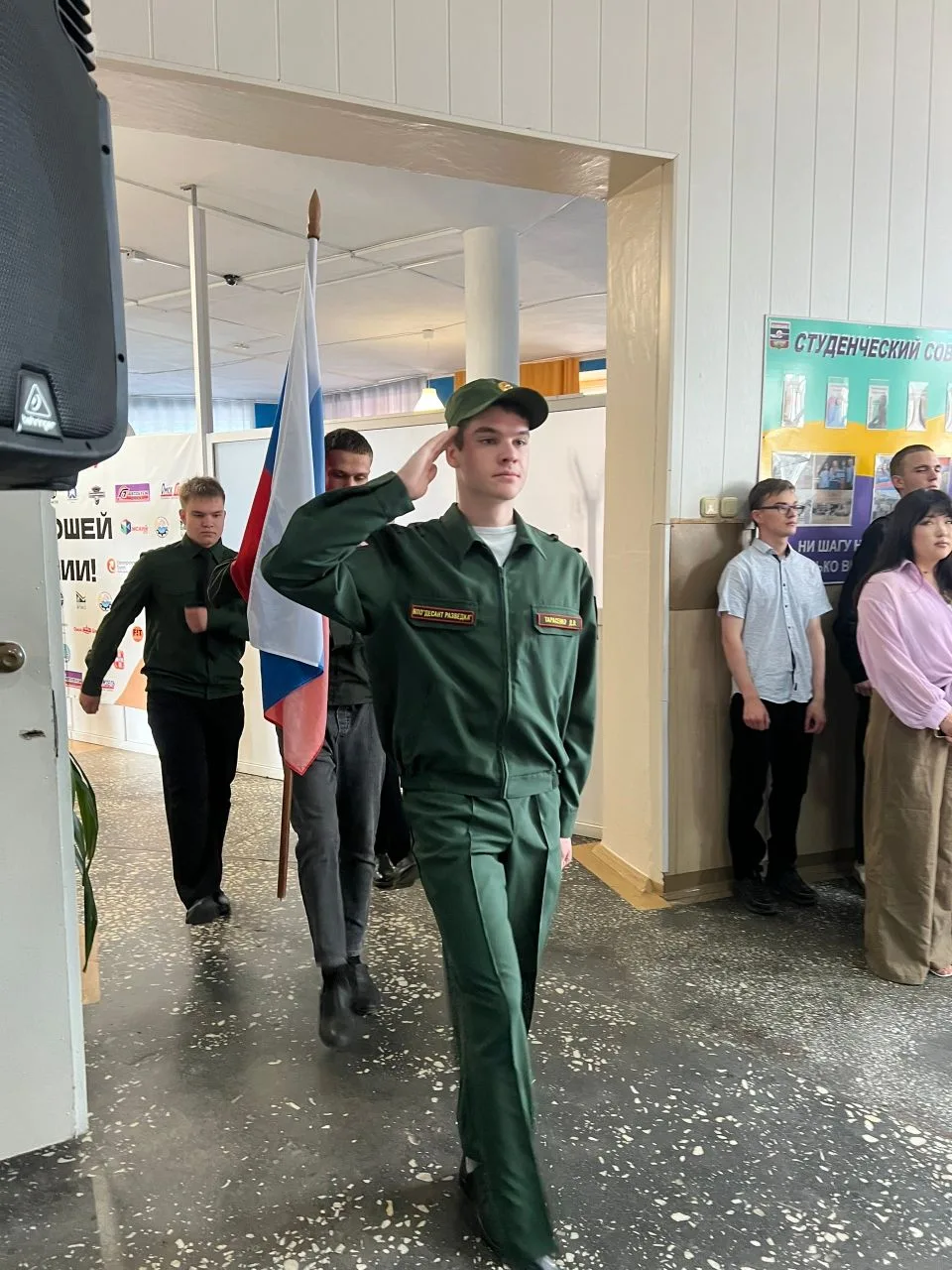 🇷🇺Новая неделя в Омском автотранспортном колледже началась с торжественного выноса Го...