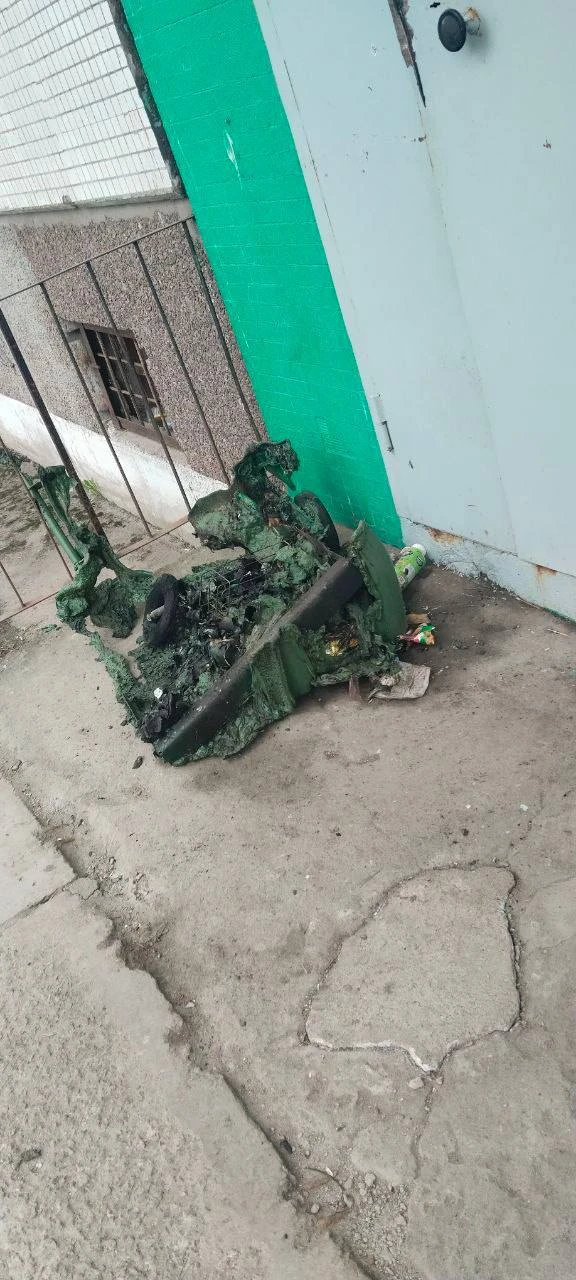 В нашем районе случился пожар в подъезде дома №10 на улице Анисимова

Неизвестный поджёг газету и бр