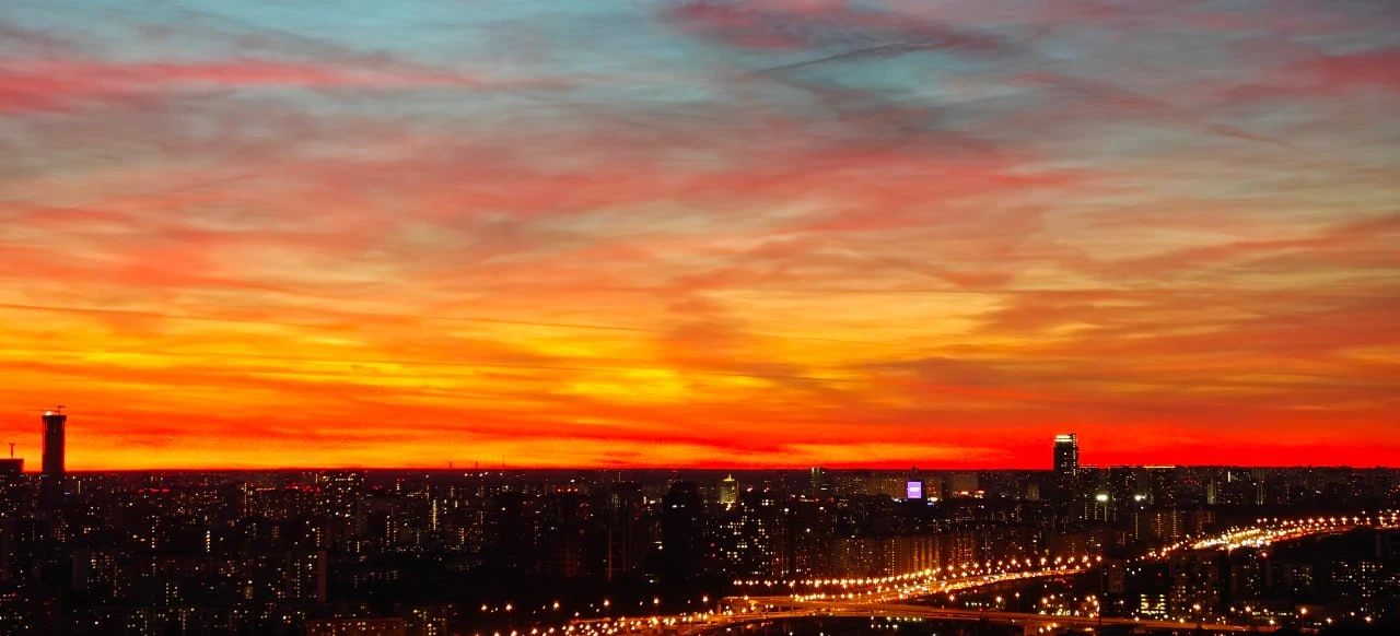 😍 Восхитительный закат пылает в столице.