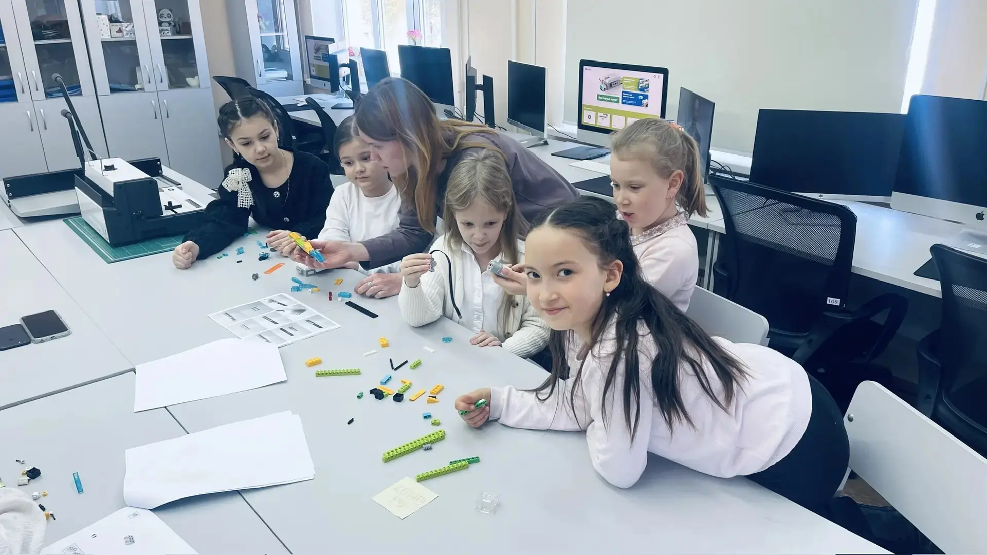 🌟 Урок «Кубик-мастер» и Lego WeDo 2.0 для 2-классников! 🌟  В пятницу наши маленькие инженеры окунули