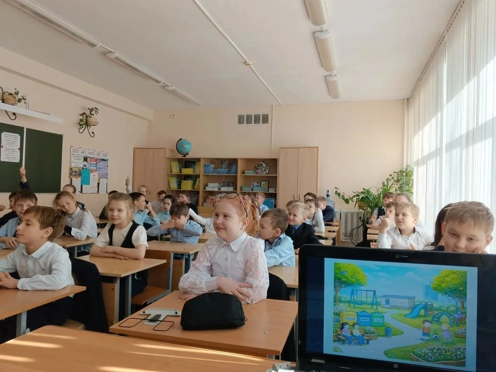 🇷🇺 РАЗГОВОРЫ О ВАЖНОМ    Утро понедельника 20 апреля в гимназии традиционно началось с торжественной