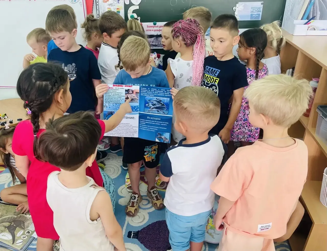 В средней группе «А» прошла увлекательная тематическая неделя «Киты и дельфины». Ребята с большим ин