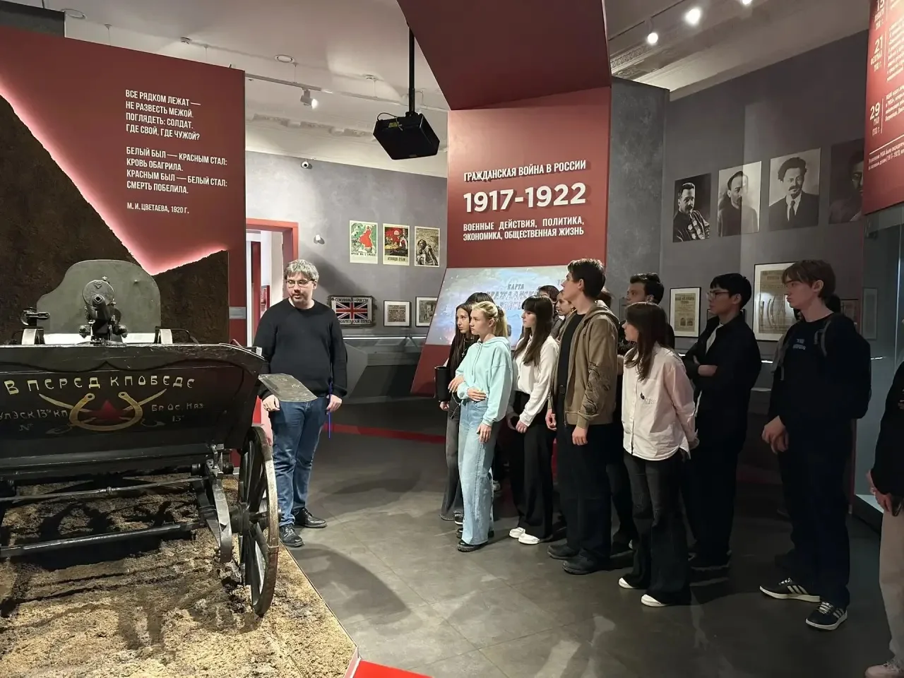 🏛️ Погружение в историю  📖 Ученики 10 «А» и 10 «Б» классов отправились в Музей современной истории Р