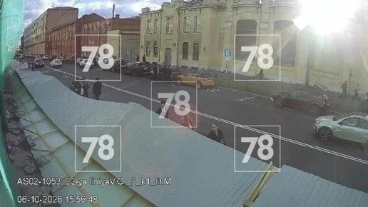 На Васильевском острове пешеходная галерея рухнула на автомобили