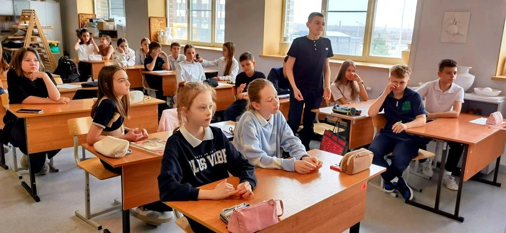🎨 #УрокВНетрадиционнойФорме: искусство убеждать 🎨  24 марта в 5 «А» классе прошёл необычный урок — т