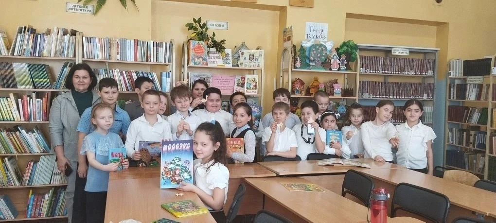 📚2 апреля - Международный день детской книги   Ученики 1«Б», 2 «Б», 3 «А», 3 «Г», 3 «Э» и 3 «Д» прин