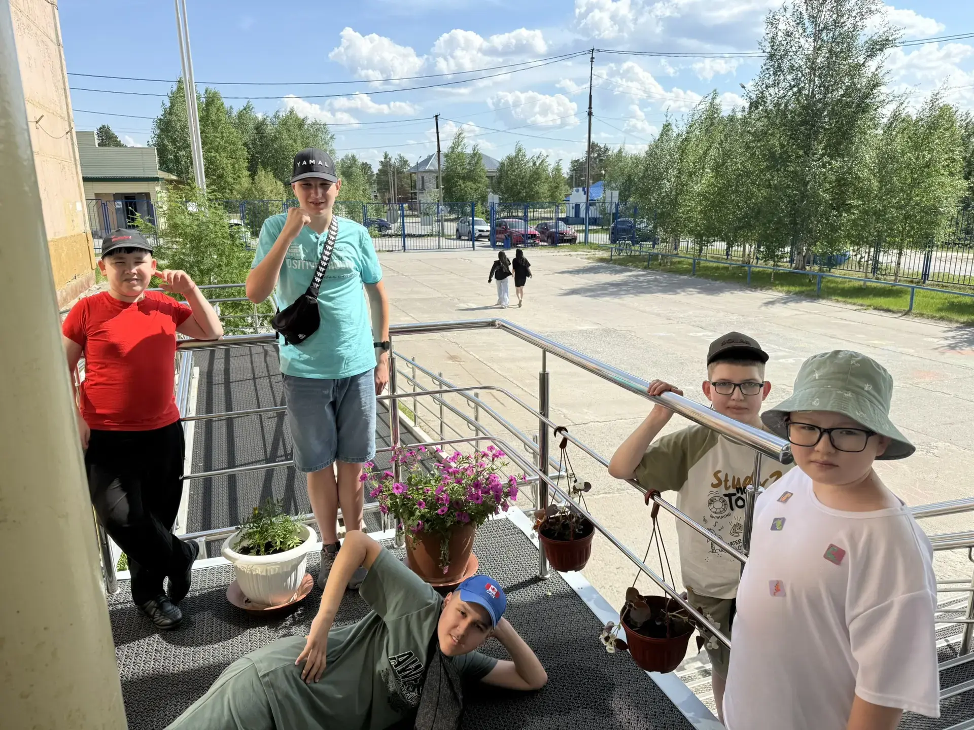 🌸В пришкольных лагерях проходит по-настоящему летняя и душевная акция — «Цветущие традиции»!

Ребят