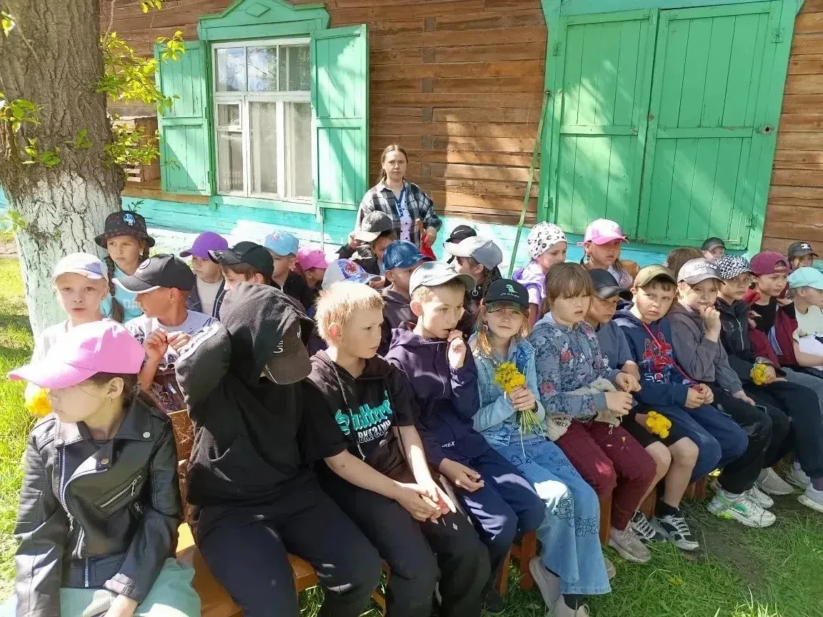 1 июня в Праздник детства ребята школьного лагеря посетили городской центр детского тво...