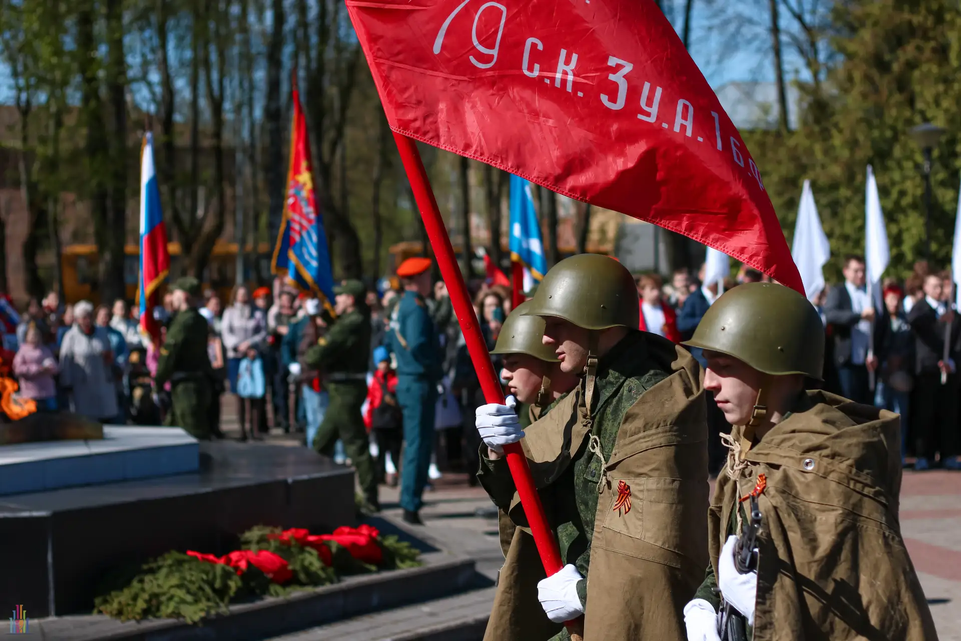 Тишина, люди, песни военных лет… В такие минуты особенно остро чувствуешь связь поколен...