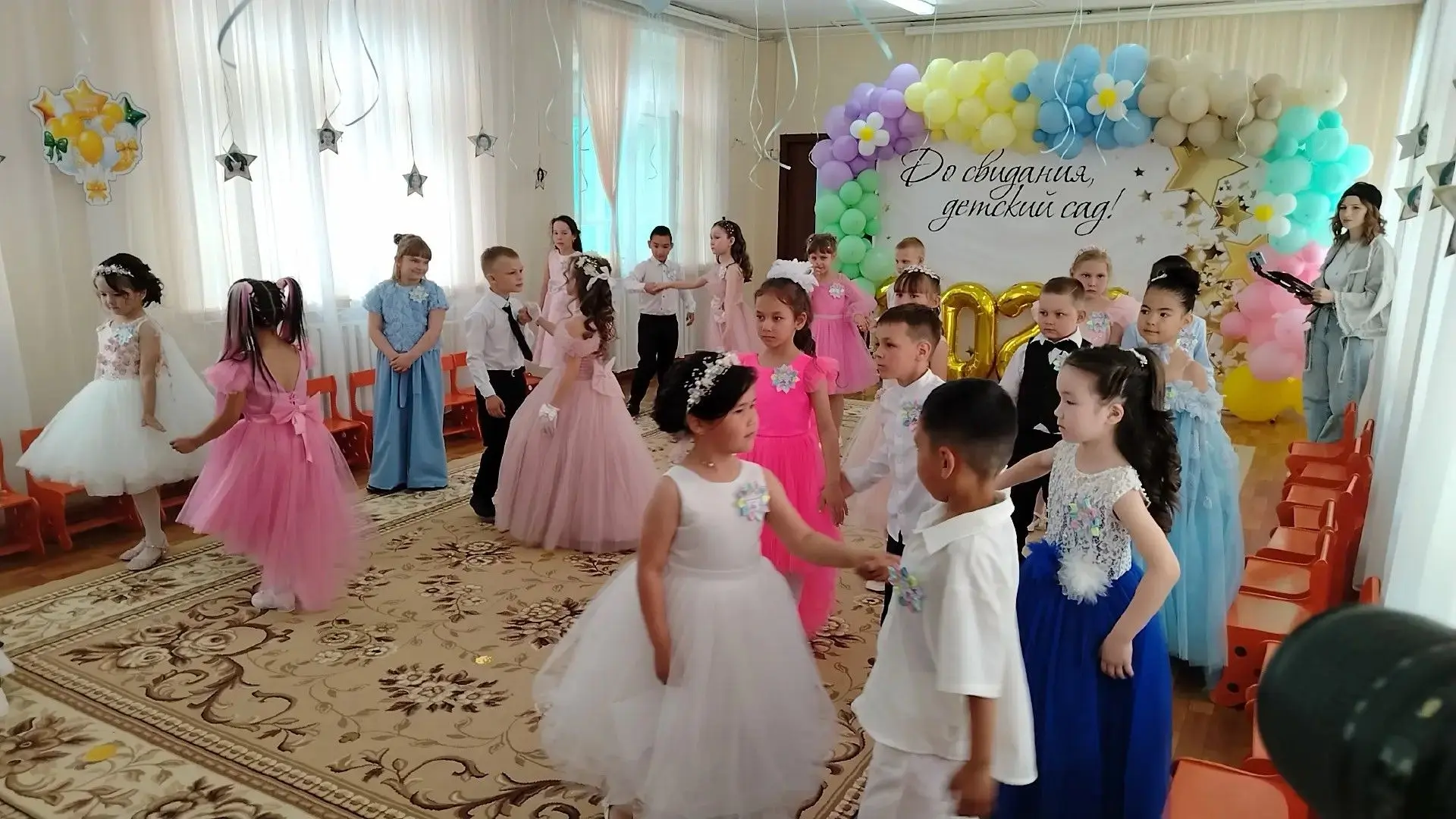 🎉Выпускной бал в детском саду - это одновременно радостное и грустное событие. Воспитателям грустно
