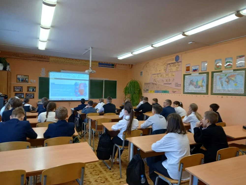 РАЗГОВОРЫ О ВАЖНОМ🇷🇺 Утро понедельника 02 марта 2026 года в школе традиционно началось с торжественн