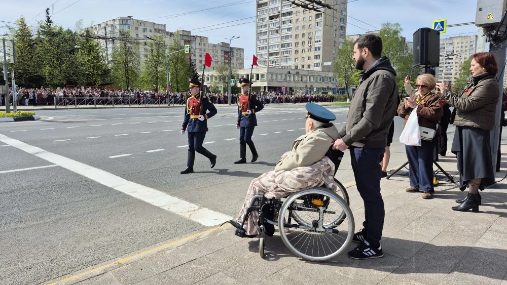 На площади Победы проходит торжественный парад, посвящённый 81-й годовщине Победы в Великой Отечеств