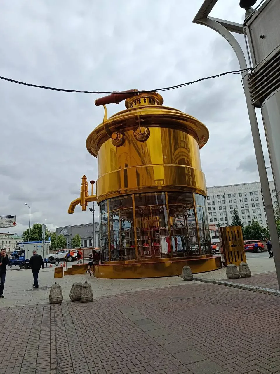 Рядом с гигантской черешней в Москве установили огромный самовар
