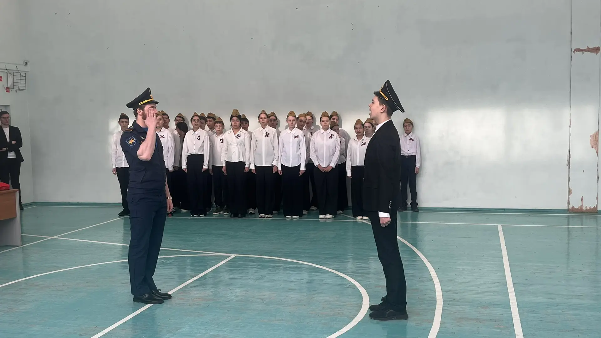 🎖 Смотр строя и песни в нашей школе!  В нашей школе состоялся традиционный Смотр строя и песни, в ко