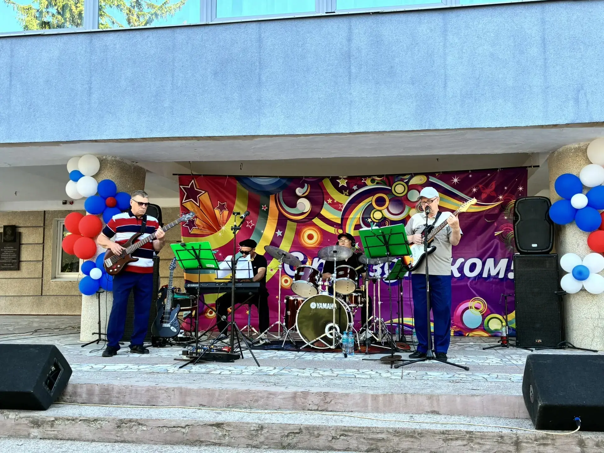 Вторая часть праздничного концерта состояла из музыкальных композиций, которые исполнили музыканты в