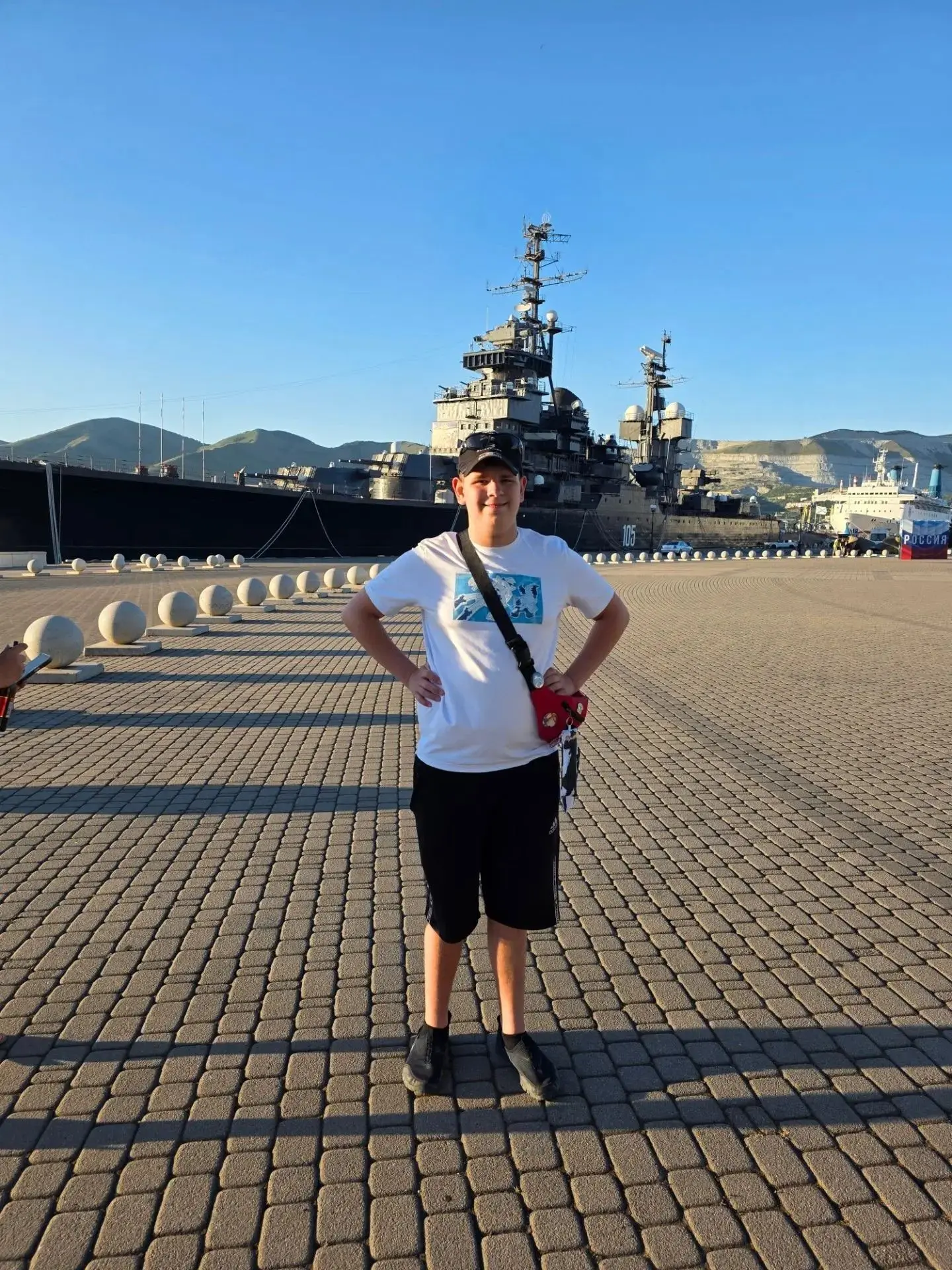 Дима Попов летом гуляет по Новороссийску, ходит по морю на парусниках и учится плавать на сапборде.