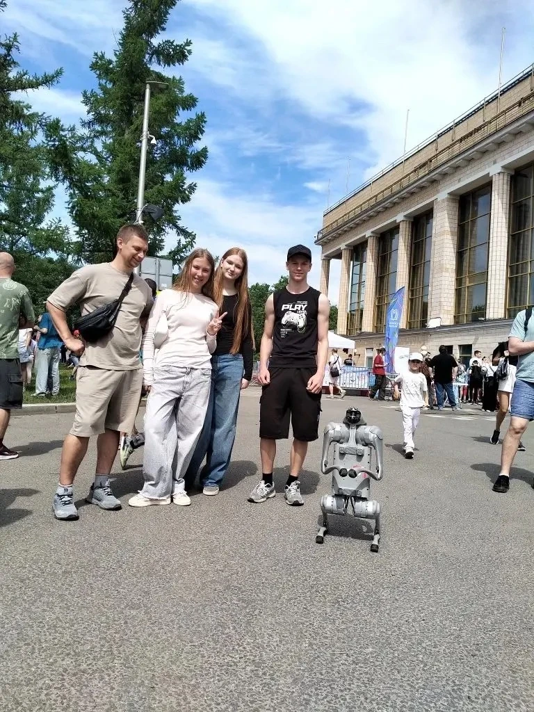 🏆Большие победы начинаются с маленького шага!  Наши ребята сегодня побывали на Фестивале школьного и