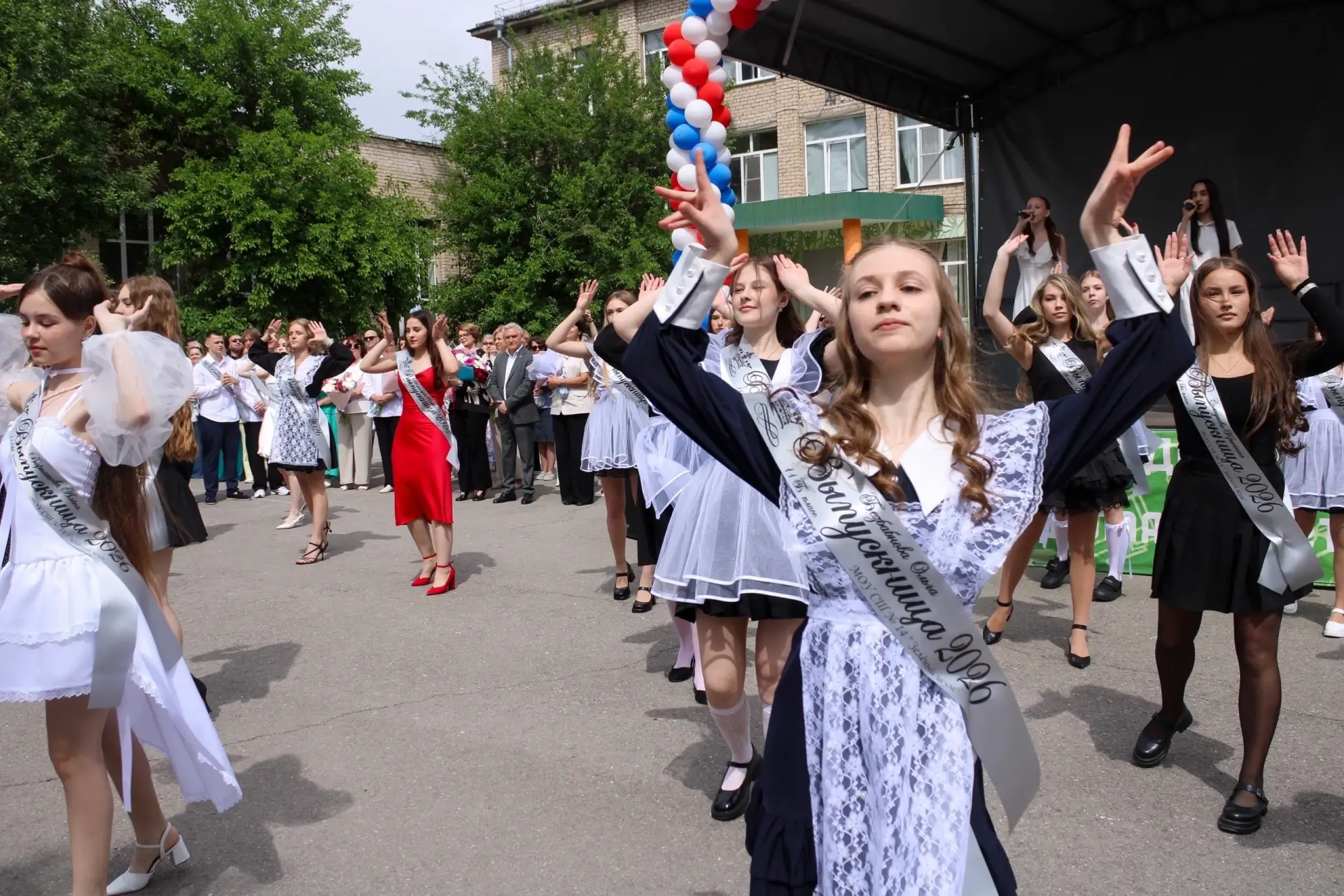 Выпуск 2026: ваш личный «зелёный» код  Говорят, школа даёт багаж знаний. Но мы-то с вами знаем: это 