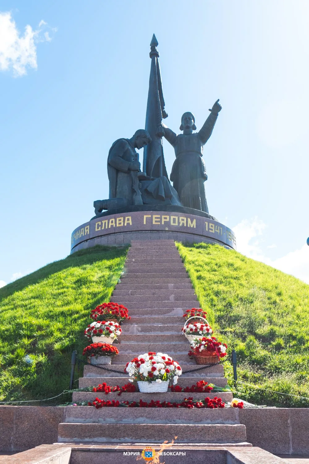 День Победы - это священный праздник, который напоминает нам о мужестве и героизме нашего народа, о 