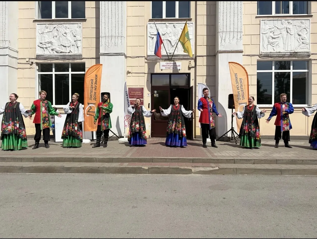 Сегодня ребята школьного лагеря «Сюрприз» стали зрителями и участниками праздничной программы «Здрав