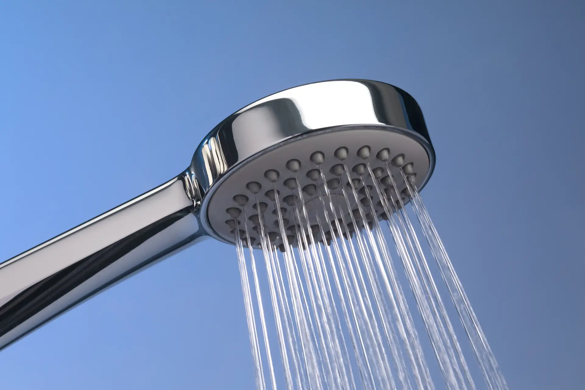 🚿 Лайфхак для очистки душевой лейки от известкового налёта

Если вода из душевой лейки стала идти т