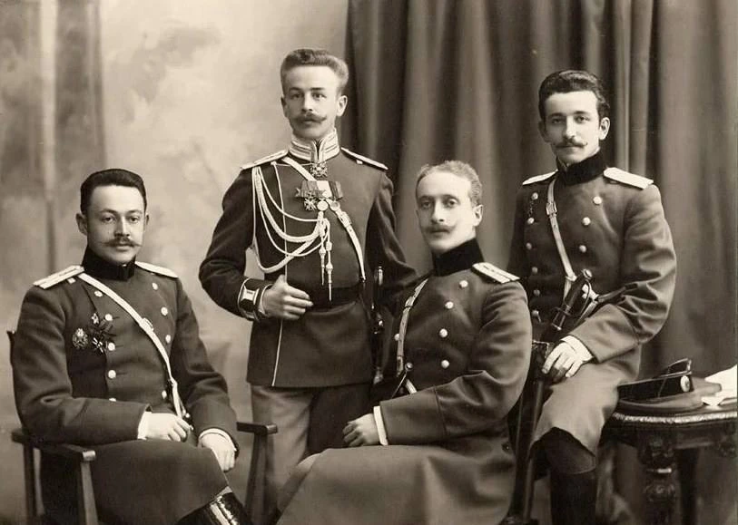 Из Кодекса чести русского офицера, Валентин Кульчинский, 1904 г.:

• Будь учтивым и пред упредительн