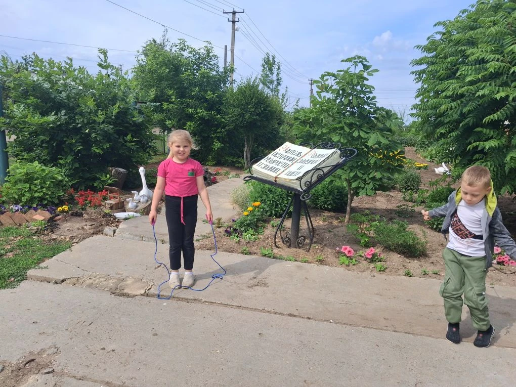 Сегодня в нашем пришкольном  лагере "Улыбка "прошёл  День Спорта. Под бодрые ритмы моти...