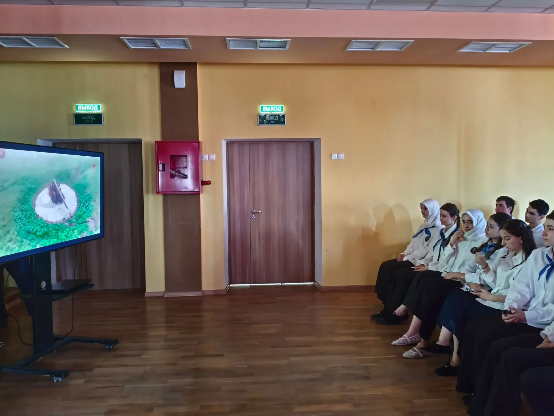 3 сентября в МКОУ"Бабаюртовская СОШ 2" 10 - 11 кл посмотрели документальный фильм  "Шум...