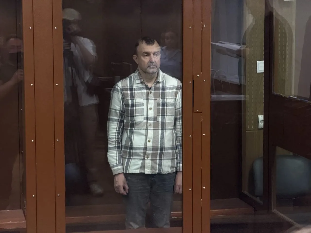 Тверской суд Москвы отправил продюсера и директора Линды Михаила Кувшинова под домашний арест до 20 