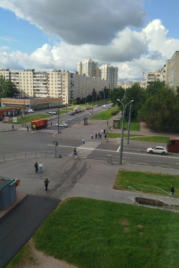 На Дундича, 19-20 перекрыто движение, официальной информации о причине нет. Фото из дом...