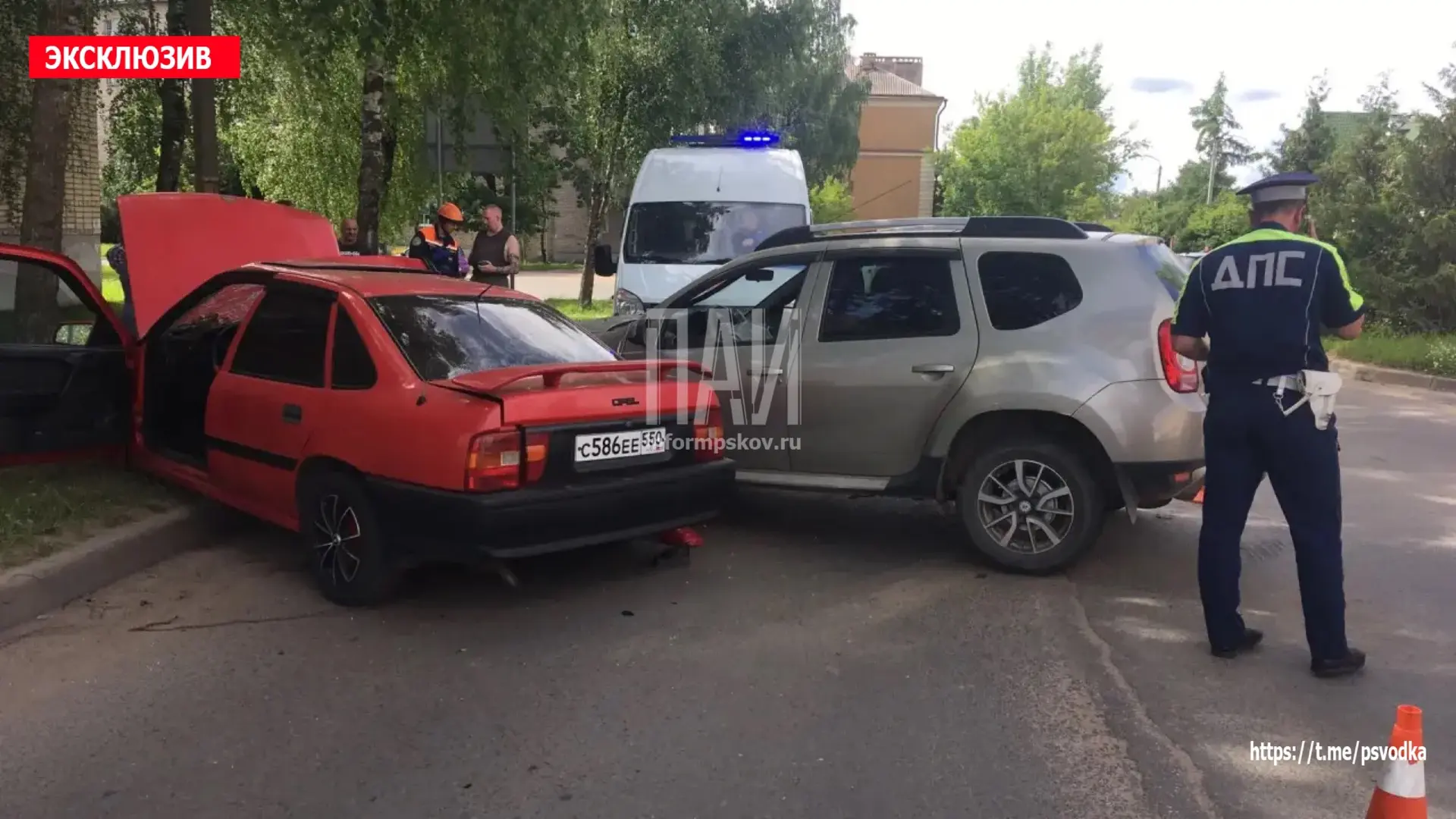 В Великих Луках, на улице 3-й Ударной Армии у дома 73/14, произошло лобовое столкновение автомобилей