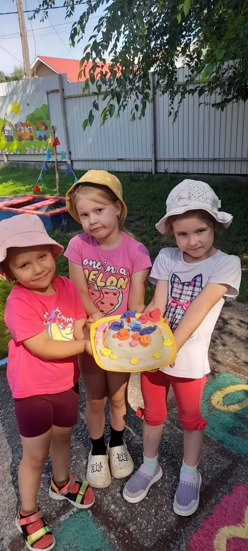 Сегодня в нашем детском саду по-настоящему ''сладкий'' день. Все отмечают день торта. Юные кондитеры