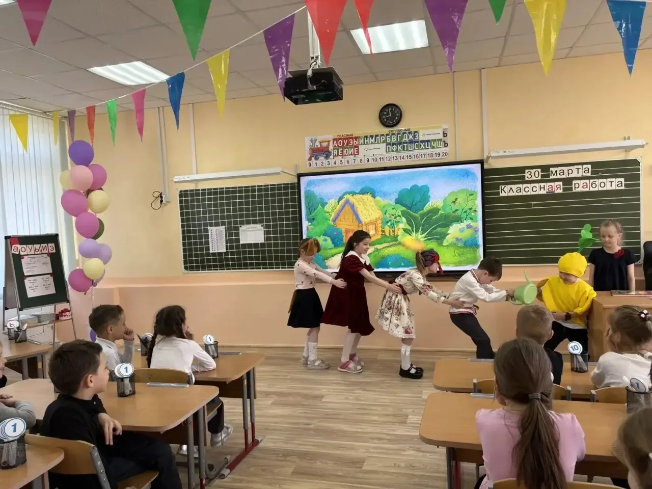 📍На днях ученики 1Б класса были в гостях у ребят из 1А. И не просто в гостях, а на премьере спектакл
