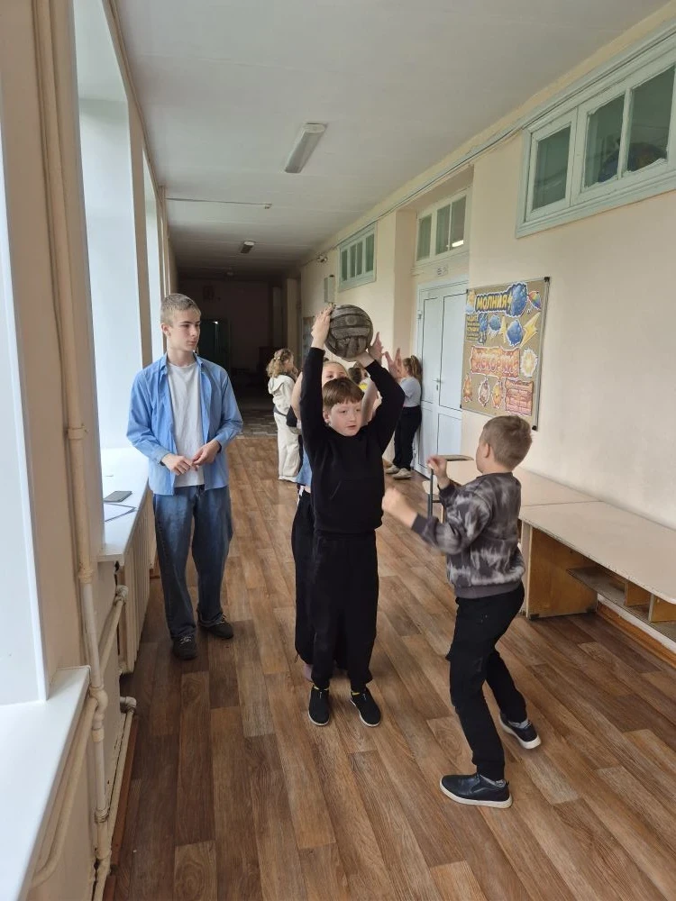 Сегодня в лагере день начался с зарядки. Наши замечательные вожатые показывают всем при...