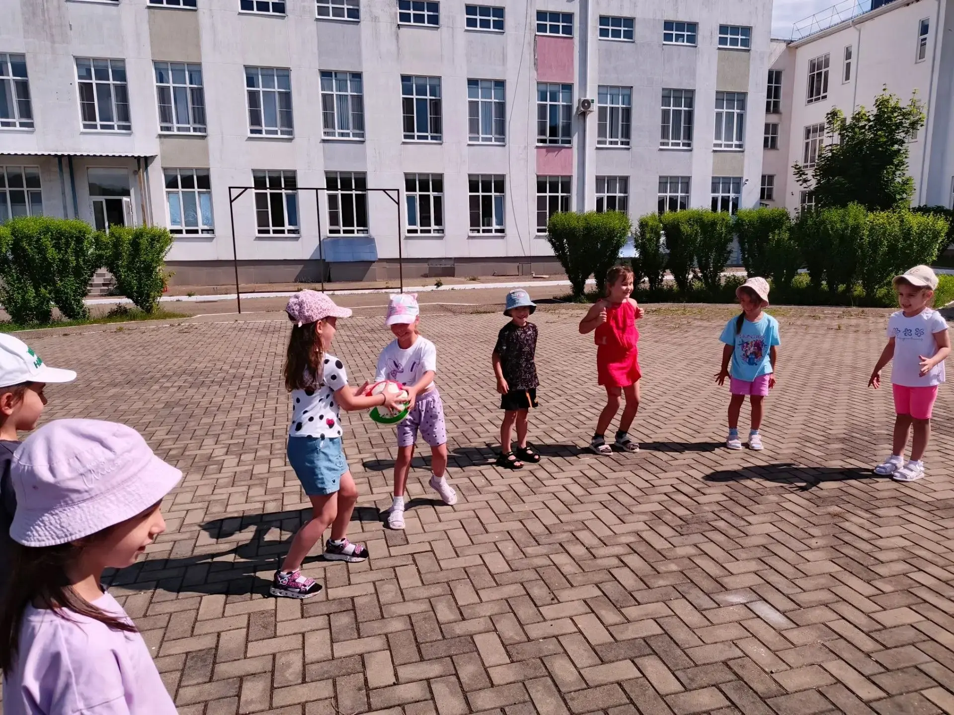 Сегодняшний день подготовительной группе начался с двух очень важных дел, которые помог...
