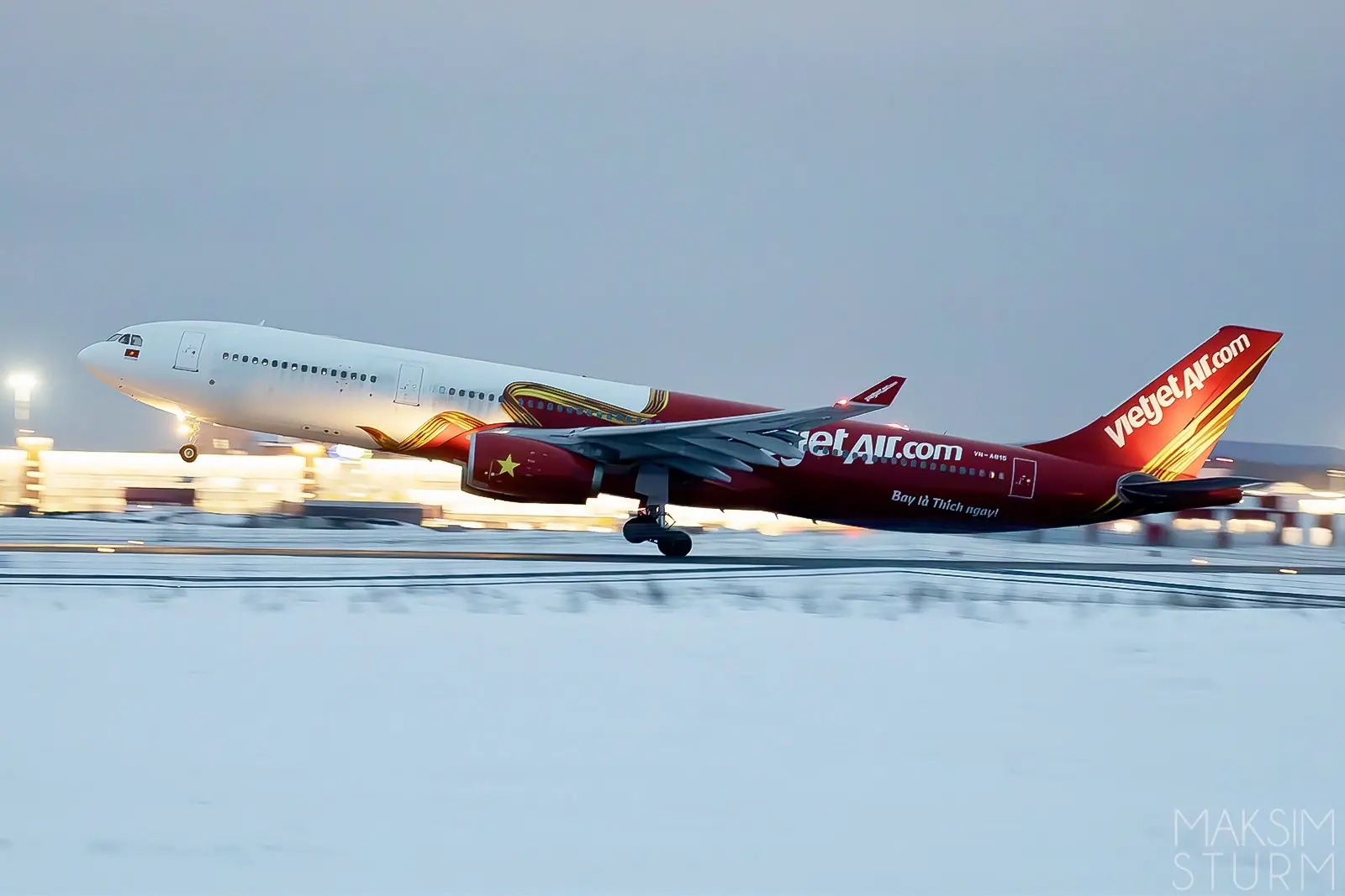 Вечерний #гостьперрона аэропорта «Уфа» — вьетнамский борт авиакомпании VietJet Air 🇻🇳  📸 Максим Штур