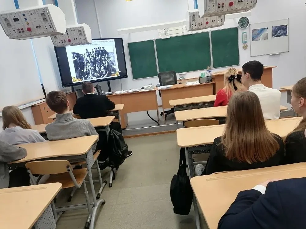 В нашей школе в 10 «Б» классе (классный руководитель Костыря Е. В.) был проведен классный час, посвя