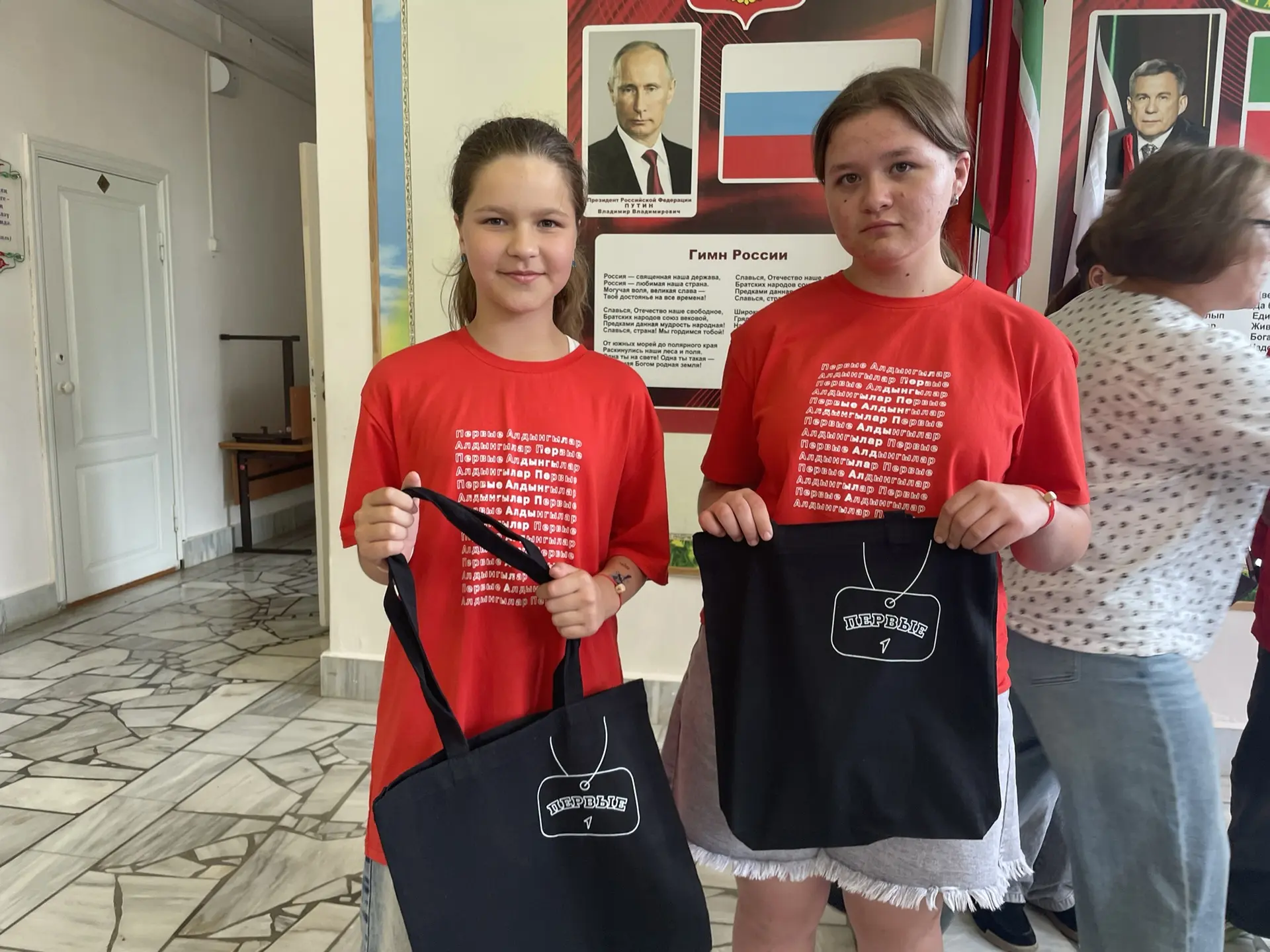 Наши звёздные вожатые Шакирзянова Наргиза и Мадина Марданова (1-й и 3-й отряды) — получили заслуженн