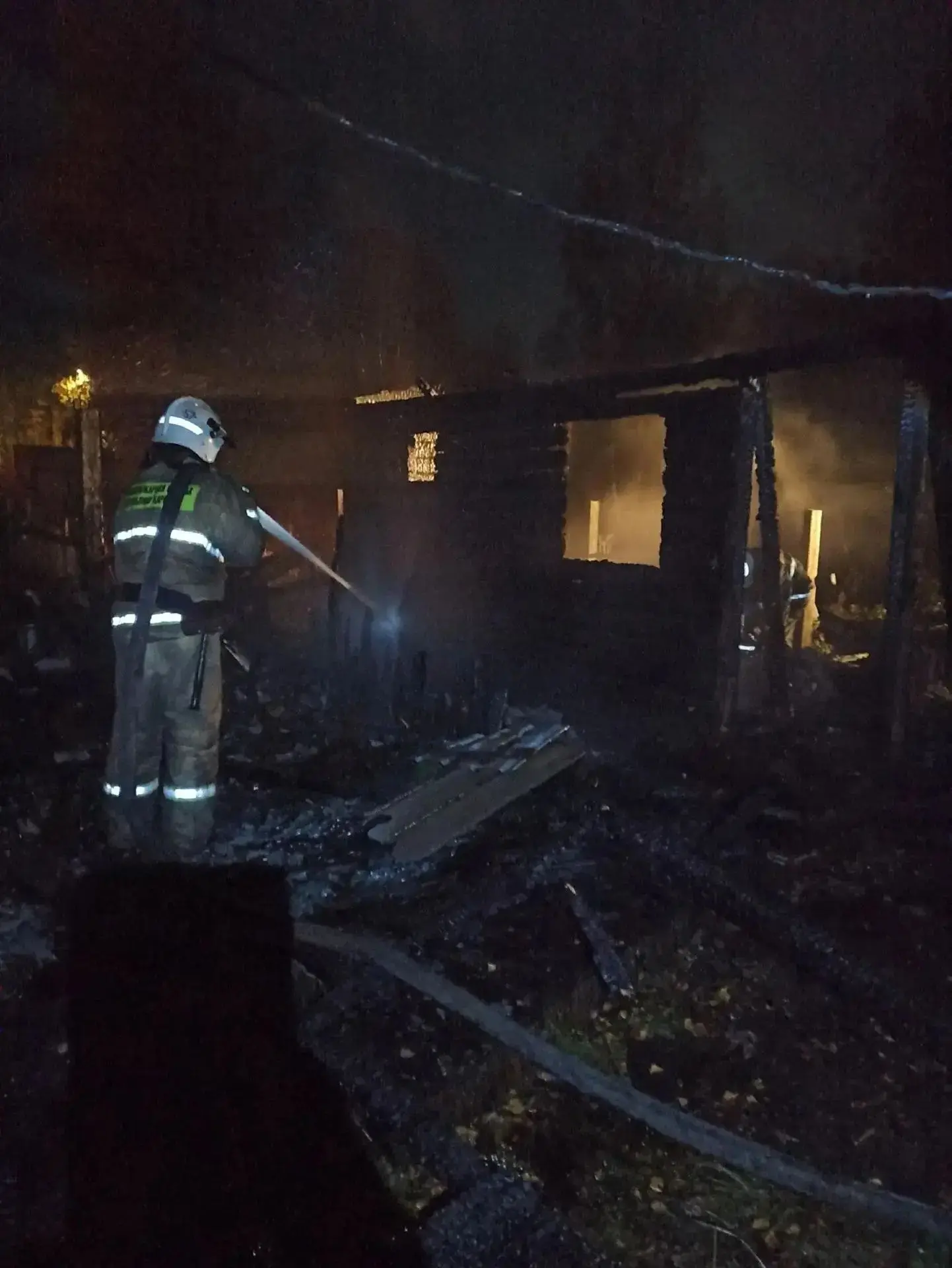 Лоухские пожарные ликвидировали возгорание хозяйственных построек