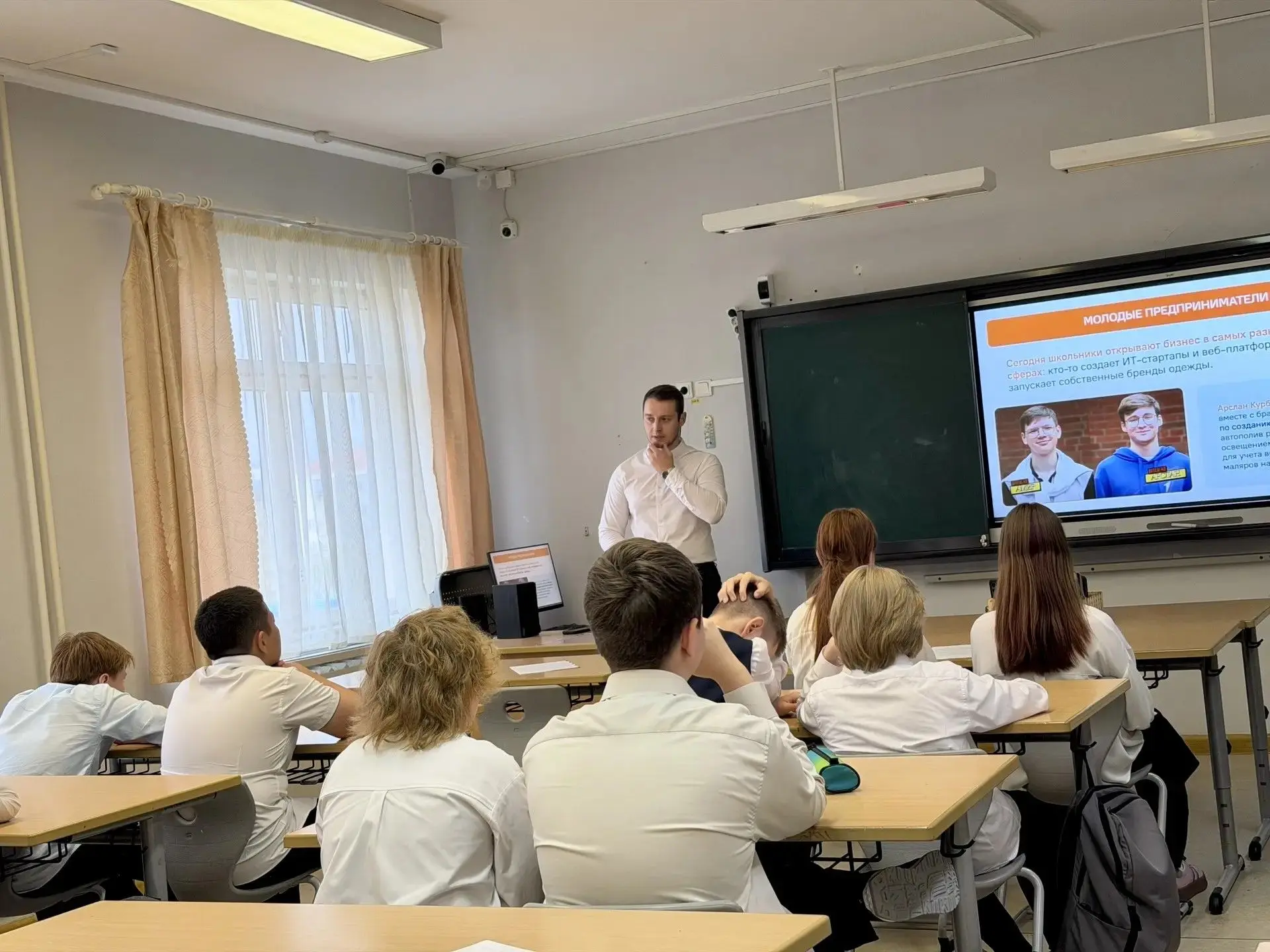 🇷🇺 Учебная неделя в школах началась с традиционной линейки