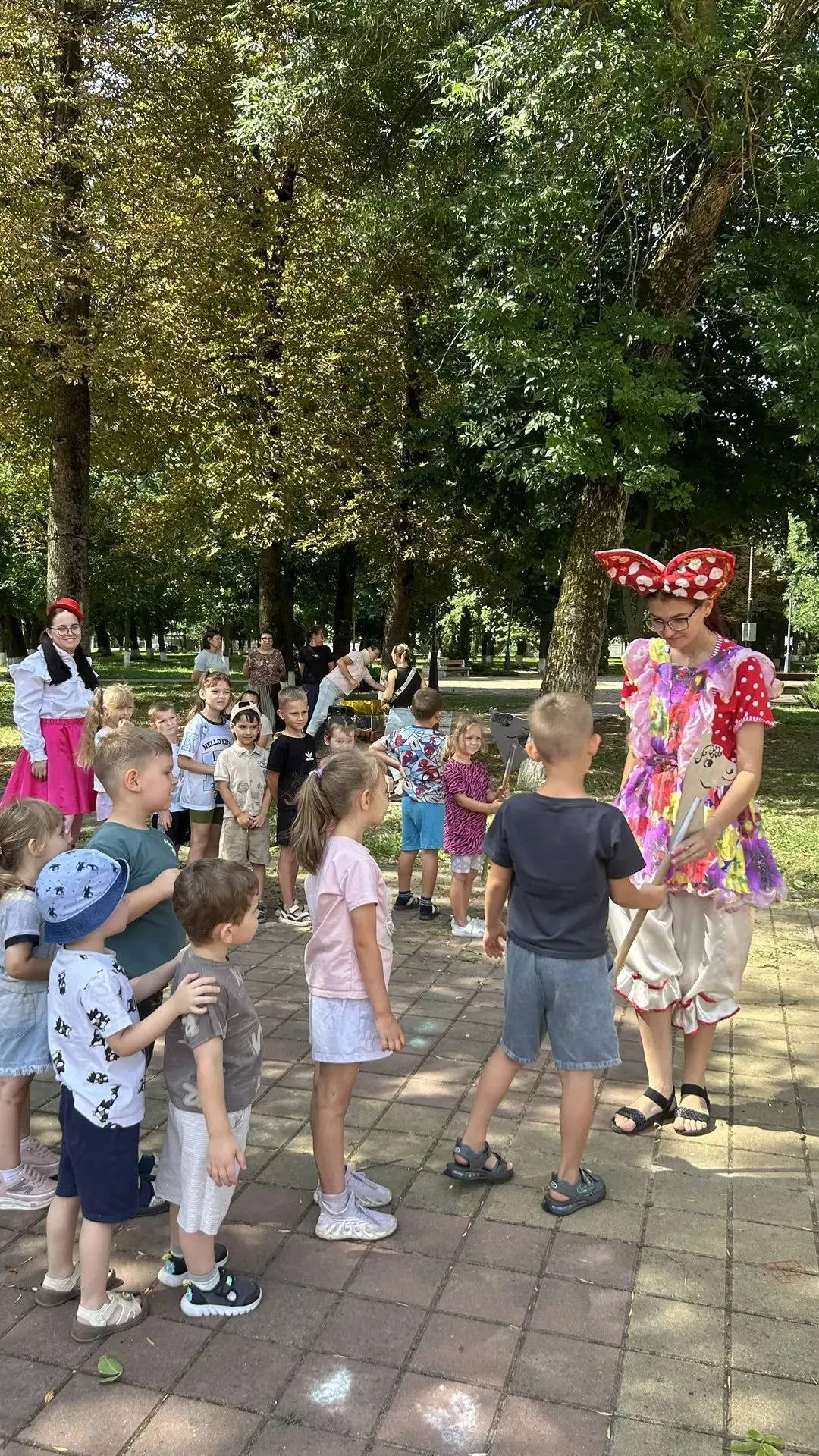 Лето ☀️+ игры 🌈+ музыка 🪇= идеальный день! 

Наши прогулки никогда не бывают скучными. Сегодня раб