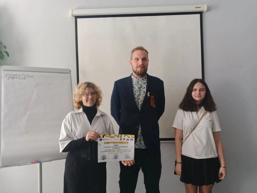 📸 29 апреля ученица 11‑Б класса Олеся Гончарова и ученица 6‑А класса Александра Дудниченко приняли у
