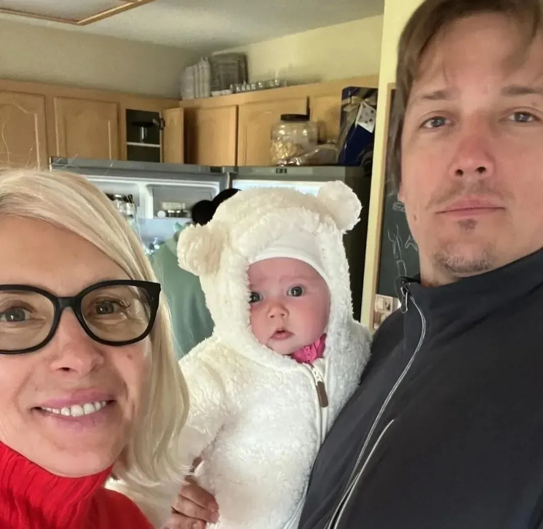 👶 Новая роль Алёны Свиридовой  Алёна Свиридова впервые стала бабушкой в 63 года. У её старшего сына 