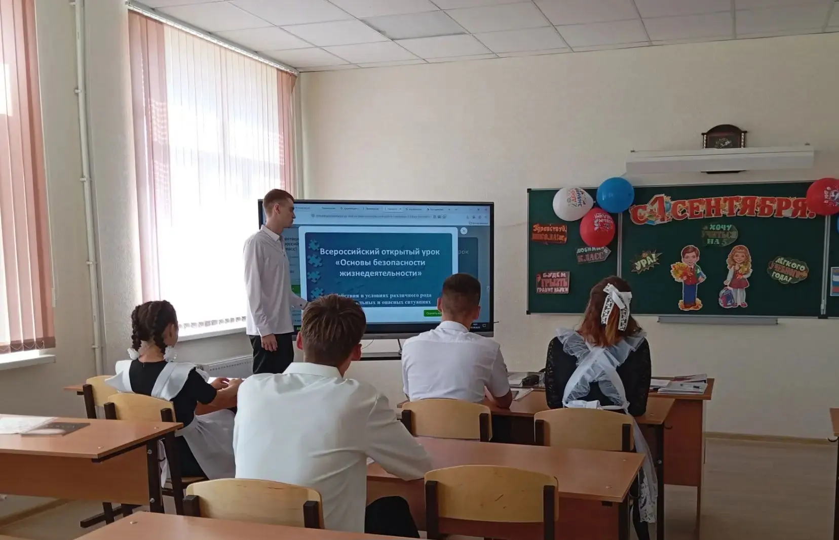 В МКОУ "СОШ ст. Екатериноградской" состоялись классные часы, приуроченные ко Дню знаний...
