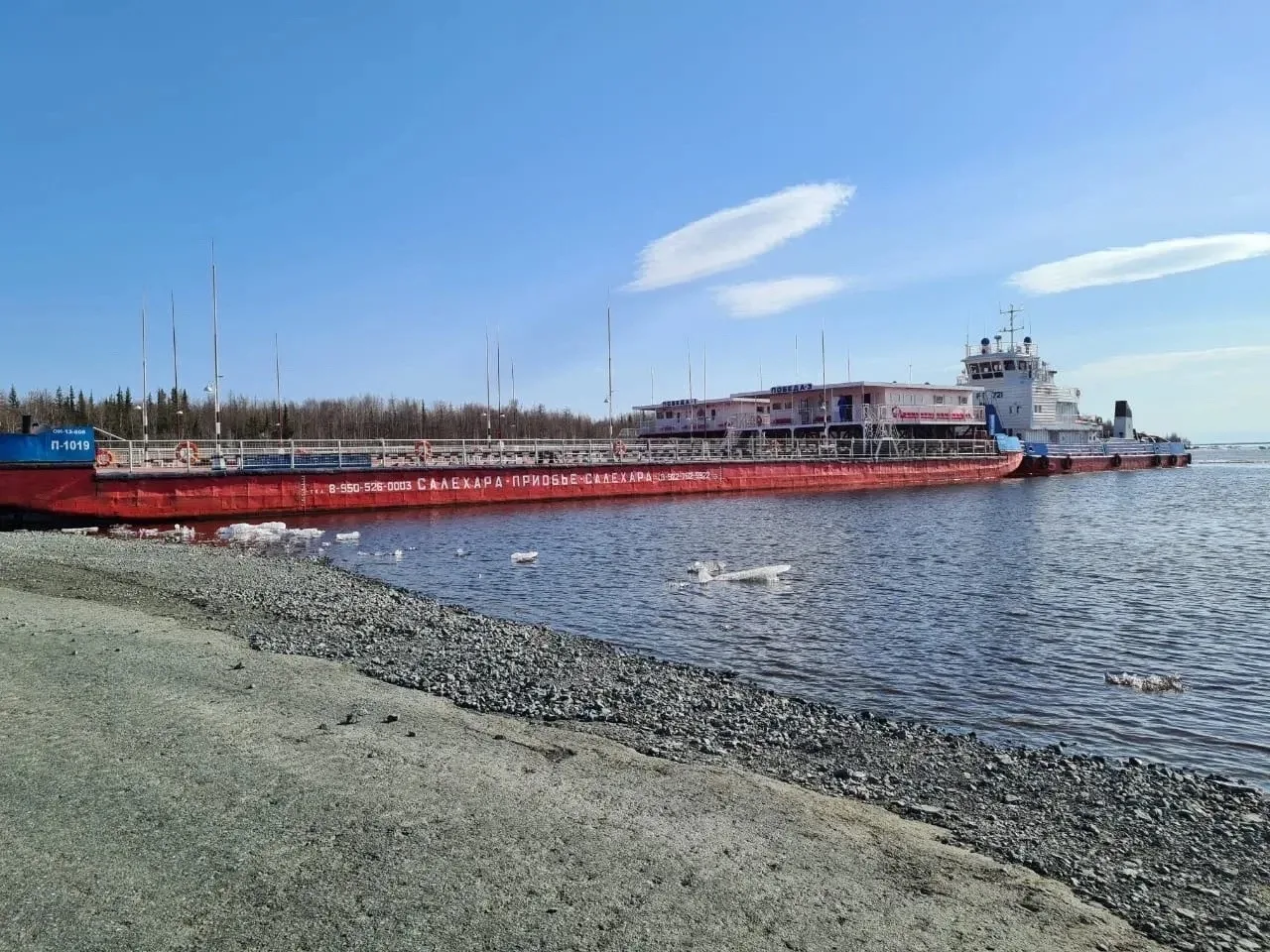 ⛴️ На переправе Салехард-Лабытнанги готовятся к запуску паромов  Сегодня в 14:00 начал работу первый