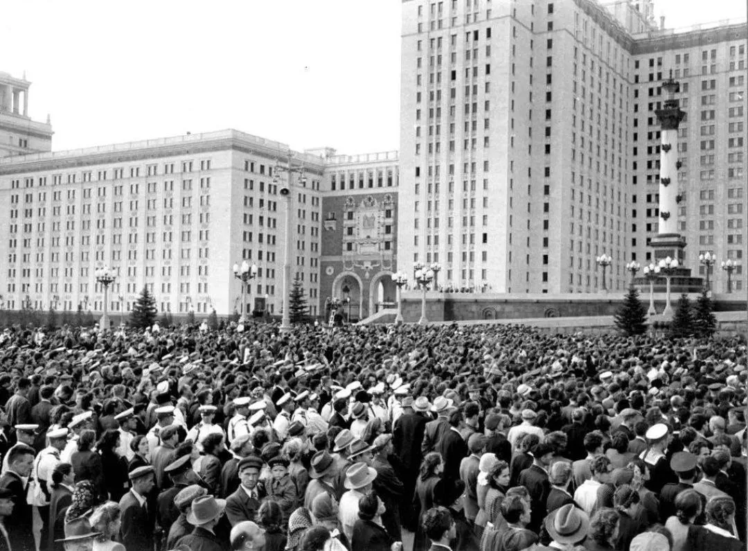 🌇1 сентября 1953 года состоялось торжественное открытие одной из Сталинских высоток - ...
